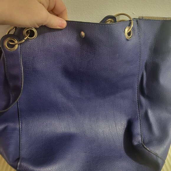 Large Deep NavySophisticated and Spacious!  Pebbled Tote - Gold Hardware - Picture 5 of 13